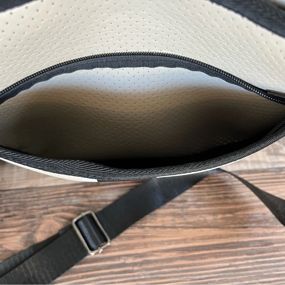 Sold!!! Haute Shore like new bag - Picture 3 of 6